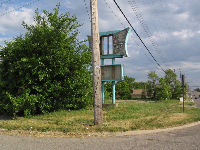 Wallis Drive-In - Wallis North - 5414 N Saginaw